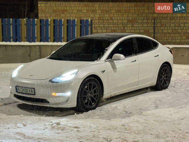 Белый Тесла Модель 3, объемом двигателя 0 л и пробегом 102 тыс. км за 15500 $, фото 1 на Automoto.ua