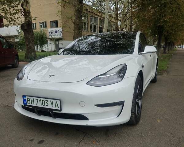 Белый Тесла Модель 3, объемом двигателя 0 л и пробегом 70 тыс. км за 19999 $, фото 1 на Automoto.ua