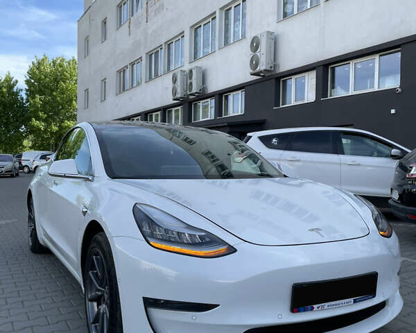 Білий Тесла Модель 3, об'ємом двигуна 0 л та пробігом 58 тис. км за 16500 $, фото 1 на Automoto.ua