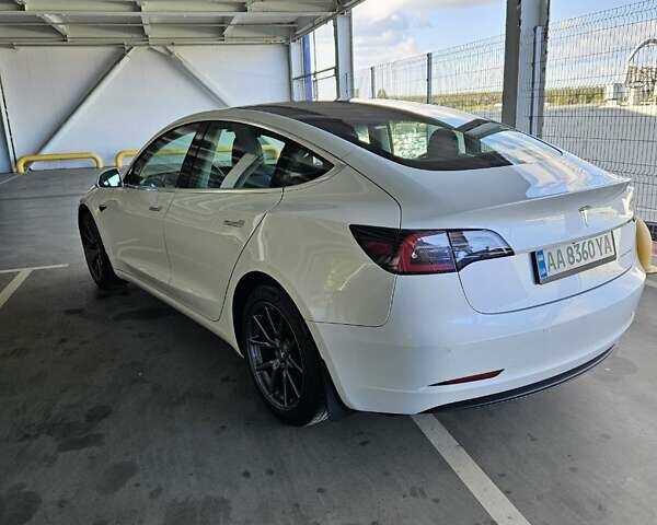 Белый Тесла Модель 3, объемом двигателя 0 л и пробегом 130 тыс. км за 23999 $, фото 1 на Automoto.ua