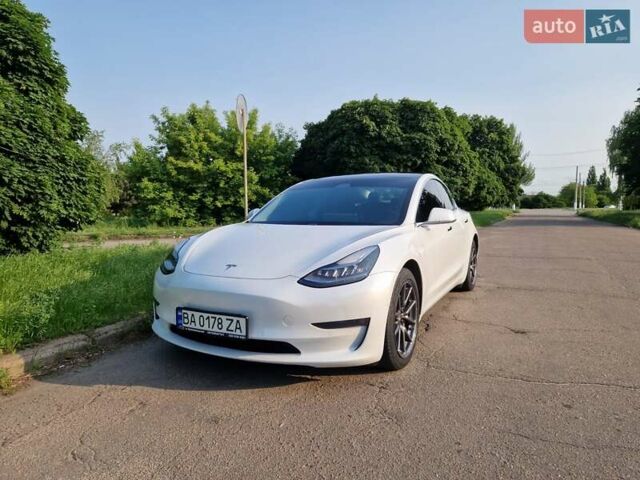 Белый Тесла Модель 3, объемом двигателя 0 л и пробегом 131 тыс. км за 18800 $, фото 1 на Automoto.ua