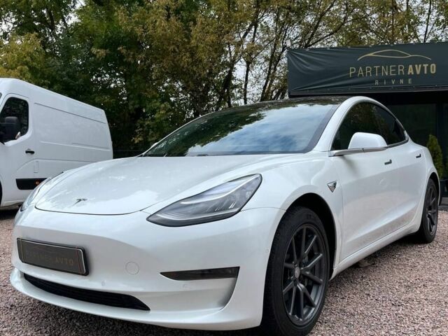 Тесла Модель 3 2019 у Остоге на Automoto.ua Білий Тесла Модель 3, об'ємом двигуна 0 л та пробігом 100 тис. км за 17999 $, фото 1 на Automoto.ua
