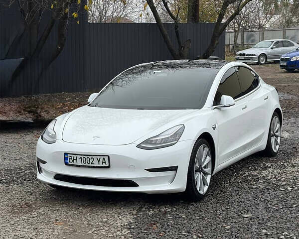 Білий Тесла Модель 3, об'ємом двигуна 0 л та пробігом 64 тис. км за 17500 $, фото 1 на Automoto.ua