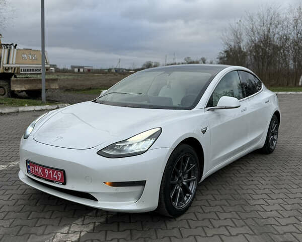 Білий Тесла Модель 3, об'ємом двигуна 0 л та пробігом 107 тис. км за 13800 $, фото 1 на Automoto.ua