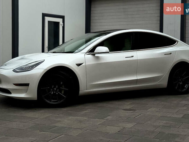 Білий Тесла Модель 3, об'ємом двигуна 0 л та пробігом 67 тис. км за 18600 $, фото 1 на Automoto.ua