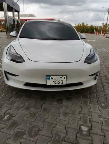 Білий Тесла Модель 3, об'ємом двигуна 0 л та пробігом 110 тис. км за 20750 $, фото 1 на Automoto.ua
