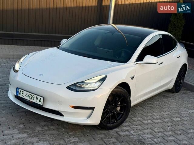 Білий Тесла Модель 3, об'ємом двигуна 0 л та пробігом 105 тис. км за 15500 $, фото 1 на Automoto.ua
