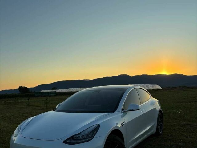 Белый Тесла Модель 3, объемом двигателя 0 л и пробегом 128 тыс. км за 15500 $, фото 1 на Automoto.ua