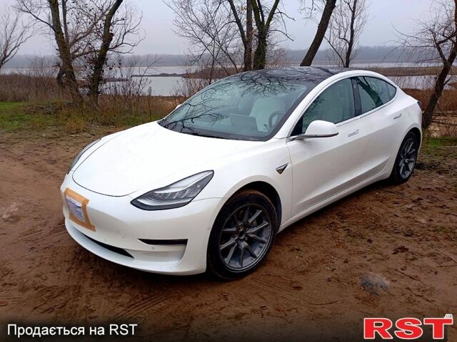 Белый Тесла Модель 3, объемом двигателя 75 л и пробегом 77 тыс. км за 16000 $, фото 1 на Automoto.ua