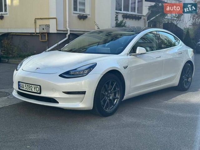 Тесла Модель 3 2020 в Киеве на Automoto.ua Белый Тесла Модель 3, объемом двигателя 0 л и пробегом 79 тыс. км за 15500 $, фото 1 на Automoto.ua
