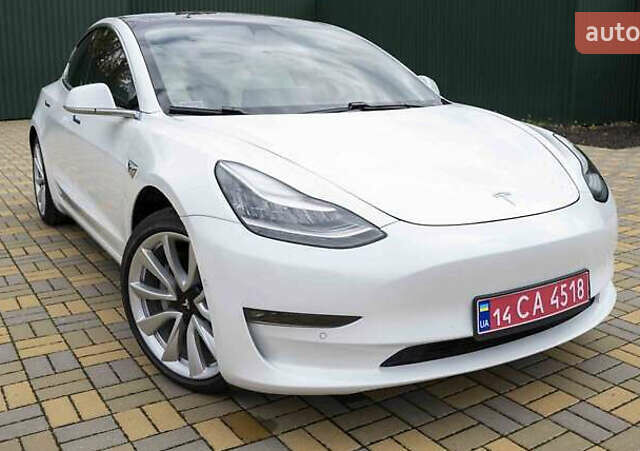 Тесла Модель 3 2020 в Киеве на Automoto.ua Белый Тесла Модель 3, объемом двигателя 0 л и пробегом 55 тыс. км за 14800 $, фото 1 на Automoto.ua