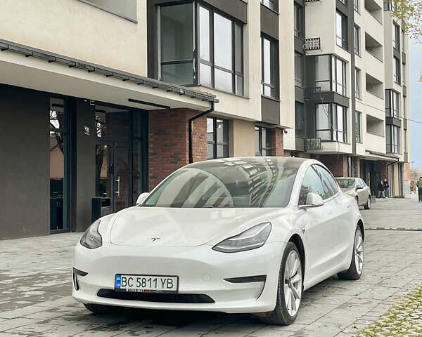 Білий Тесла Модель 3, об'ємом двигуна 0 л та пробігом 87 тис. км за 16500 $, фото 1 на Automoto.ua
