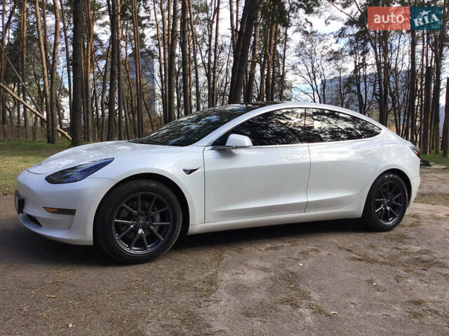 Белый Тесла Модель 3, объемом двигателя 0 л и пробегом 70 тыс. км за 20300 $, фото 1 на Automoto.ua