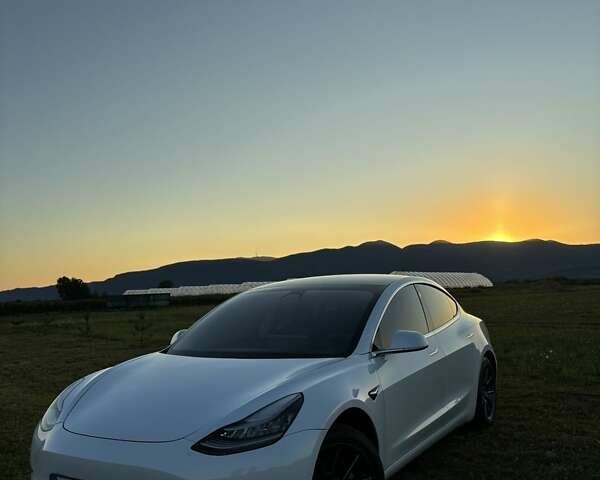 Белый Тесла Модель 3, объемом двигателя 0 л и пробегом 128 тыс. км за 16000 $, фото 1 на Automoto.ua