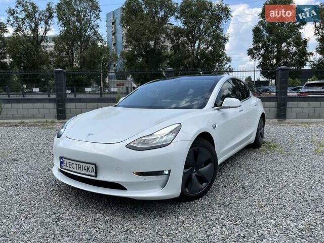 Белый Тесла Модель 3, объемом двигателя 0 л и пробегом 57 тыс. км за 18650 $, фото 1 на Automoto.ua