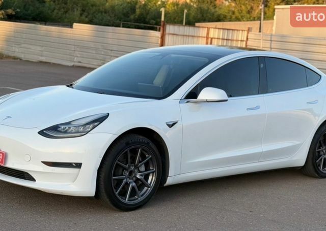 Белый Тесла Модель 3, объемом двигателя 0 л и пробегом 223 тыс. км за 12200 $, фото 1 на Automoto.ua
