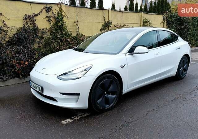 Білий Тесла Модель 3, об'ємом двигуна 0 л та пробігом 112 тис. км за 18500 $, фото 1 на Automoto.ua