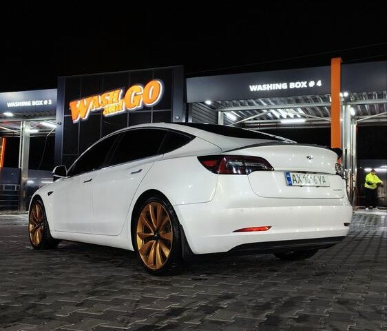 Білий Тесла Модель 3, об'ємом двигуна 0 л та пробігом 55 тис. км за 21800 $, фото 1 на Automoto.ua