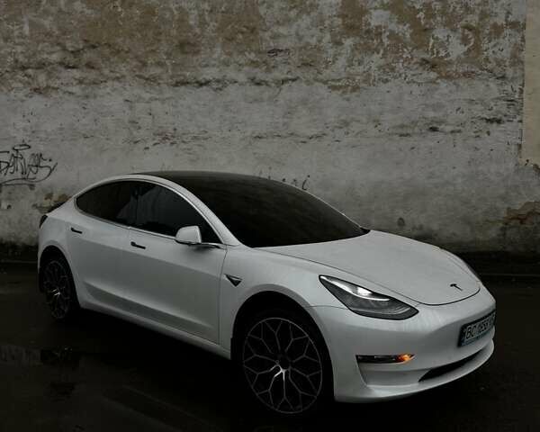Белый Тесла Модель 3, объемом двигателя 0 л и пробегом 135 тыс. км за 18500 $, фото 1 на Automoto.ua