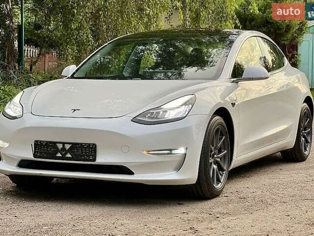 Білий Тесла Модель 3, об'ємом двигуна 0 л та пробігом 119 тис. км за 14200 $, фото 1 на Automoto.ua