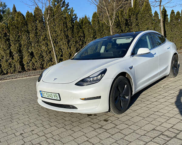 Білий Тесла Модель 3, об'ємом двигуна 0 л та пробігом 110 тис. км за 21830 $, фото 1 на Automoto.ua