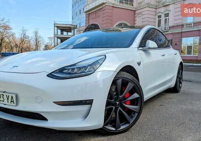 Белый Тесла Модель 3, объемом двигателя 0 л и пробегом 115 тыс. км за 20000 $, фото 1 на Automoto.ua