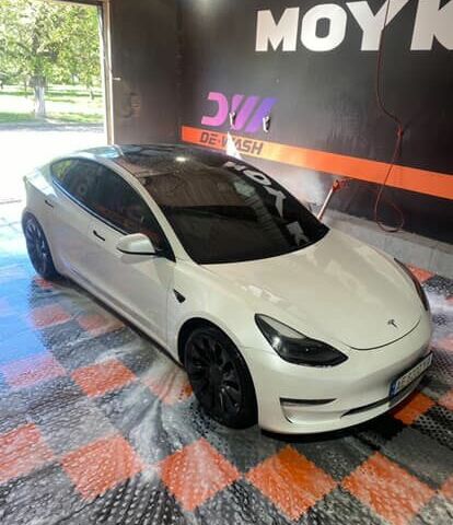 Белый Тесла Модель 3, объемом двигателя 0 л и пробегом 40 тыс. км за 27000 $, фото 1 на Automoto.ua