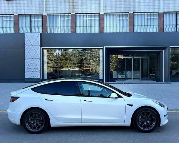 Белый Тесла Модель 3, объемом двигателя 0 л и пробегом 90 тыс. км за 18000 $, фото 1 на Automoto.ua