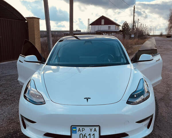 Белый Тесла Модель 3, объемом двигателя 0 л и пробегом 49 тыс. км за 20000 $, фото 1 на Automoto.ua