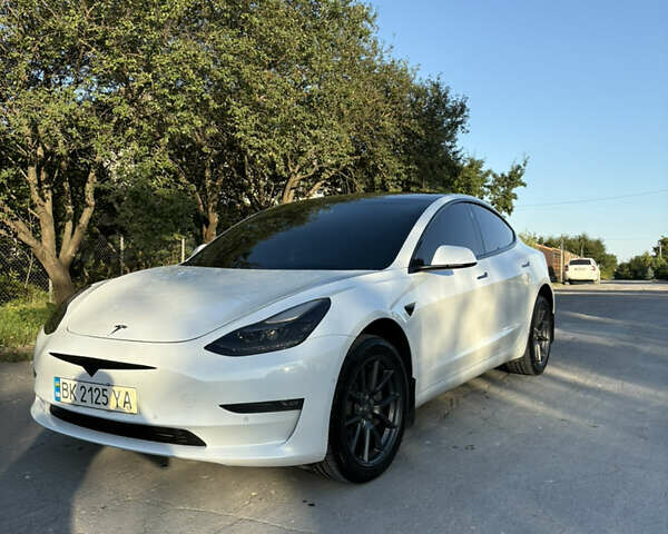 Білий Тесла Модель 3, об'ємом двигуна 0 л та пробігом 110 тис. км за 22900 $, фото 1 на Automoto.ua