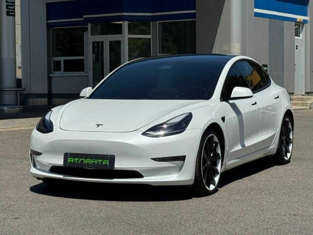 Білий Тесла Модель 3, об'ємом двигуна 0 л та пробігом 64 тис. км за 17900 $, фото 1 на Automoto.ua