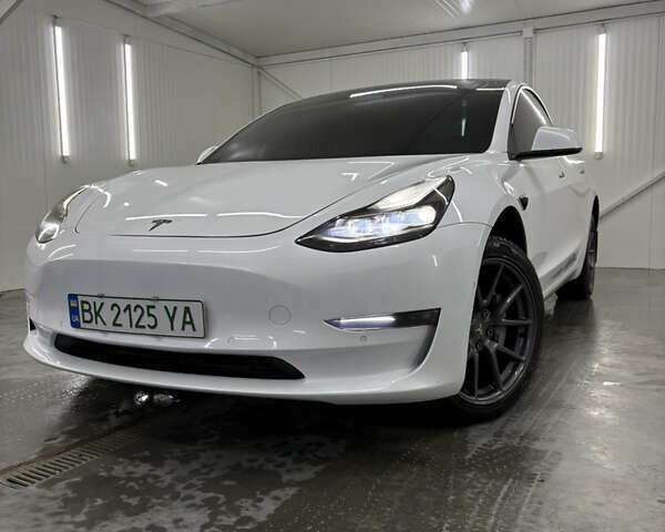 Білий Тесла Модель 3, об'ємом двигуна 0 л та пробігом 113 тис. км за 20200 $, фото 1 на Automoto.ua