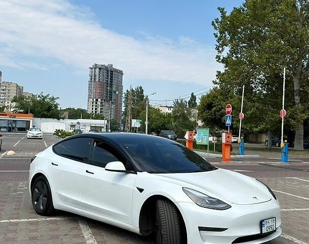 Білий Тесла Модель 3, об'ємом двигуна 0 л та пробігом 63 тис. км за 18500 $, фото 1 на Automoto.ua