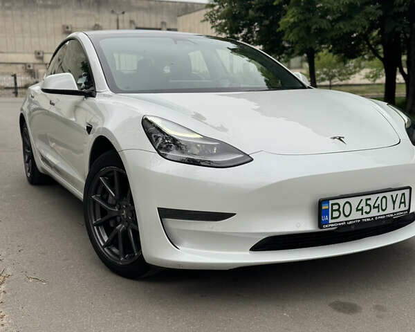Белый Тесла Модель 3, объемом двигателя 0 л и пробегом 75 тыс. км за 16000 $, фото 1 на Automoto.ua