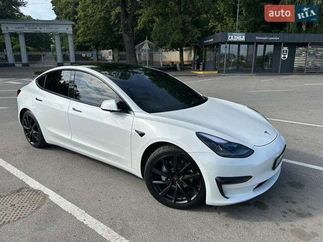 Білий Тесла Модель 3, об'ємом двигуна 0 л та пробігом 52 тис. км за 25500 $, фото 1 на Automoto.ua