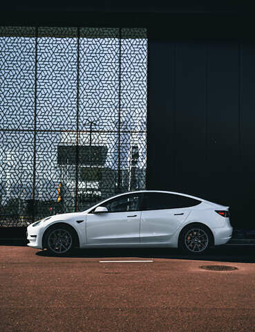 Белый Тесла Модель 3, объемом двигателя 0 л и пробегом 65 тыс. км за 32000 $, фото 1 на Automoto.ua