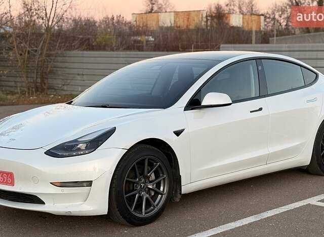Белый Тесла Модель 3, объемом двигателя 0 л и пробегом 266 тыс. км за 13900 $, фото 1 на Automoto.ua