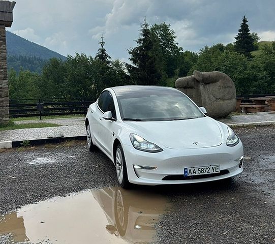 Белый Тесла Модель 3, объемом двигателя 0 л и пробегом 111 тыс. км за 20600 $, фото 1 на Automoto.ua