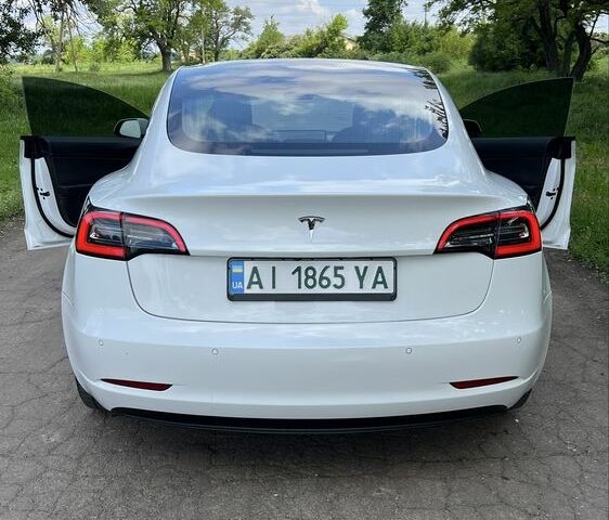 Білий Тесла Модель 3, об'ємом двигуна 0 л та пробігом 93 тис. км за 16500 $, фото 1 на Automoto.ua