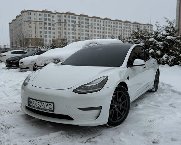 Білий Тесла Модель 3, об'ємом двигуна 0 л та пробігом 63 тис. км за 17900 $, фото 1 на Automoto.ua