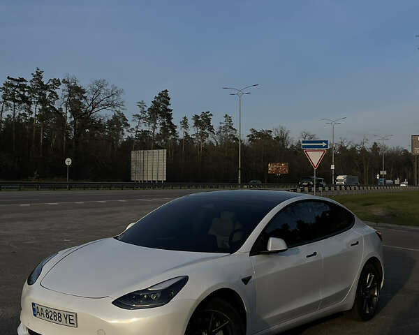 Тесла Модель 3 2021 в Киеве на Automoto.ua Белый Тесла Модель 3, объемом двигателя 0 л и пробегом 54 тыс. км за 21800 $, фото 1 на Automoto.ua