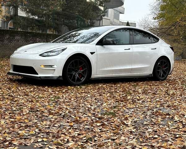 Белый Тесла Модель 3, объемом двигателя 0 л и пробегом 48 тыс. км за 25500 $, фото 1 на Automoto.ua