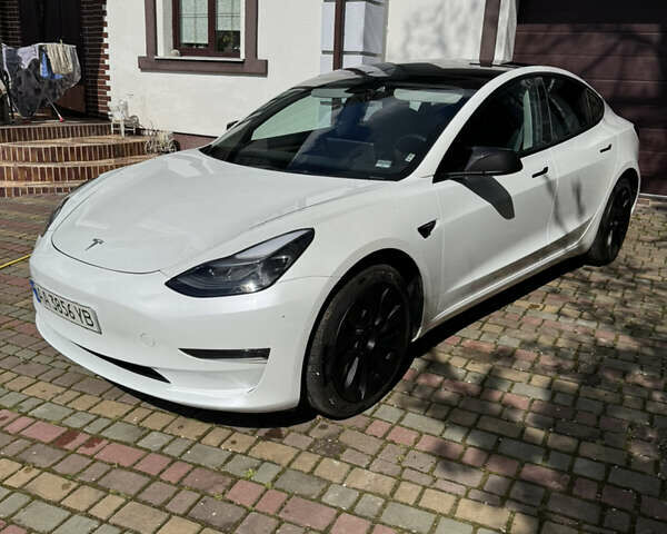 Білий Тесла Модель 3, об'ємом двигуна 0 л та пробігом 65 тис. км за 23700 $, фото 1 на Automoto.ua