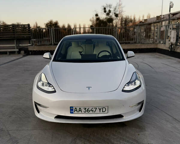 Белый Тесла Модель 3, объемом двигателя 0 л и пробегом 77 тыс. км за 25000 $, фото 1 на Automoto.ua