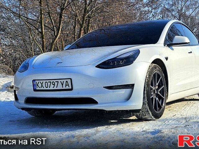 Белый Тесла Модель 3, объемом двигателя 0.18 л и пробегом 90 тыс. км за 18700 $, фото 1 на Automoto.ua