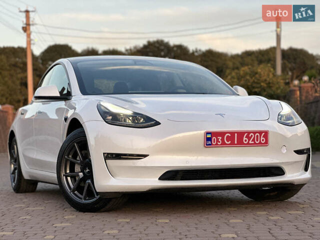 Белый Тесла Модель 3, объемом двигателя 0 л и пробегом 1 тыс. км за 37999 $, фото 1 на Automoto.ua