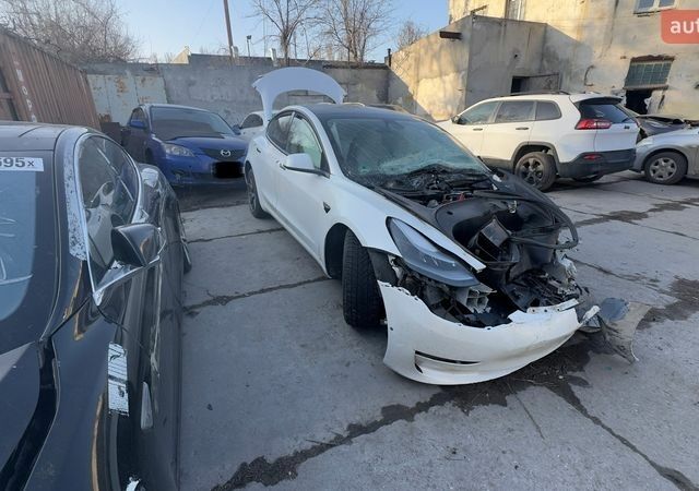 Белый Тесла Модель 3, объемом двигателя 0 л и пробегом 50 тыс. км за 9500 $, фото 1 на Automoto.ua