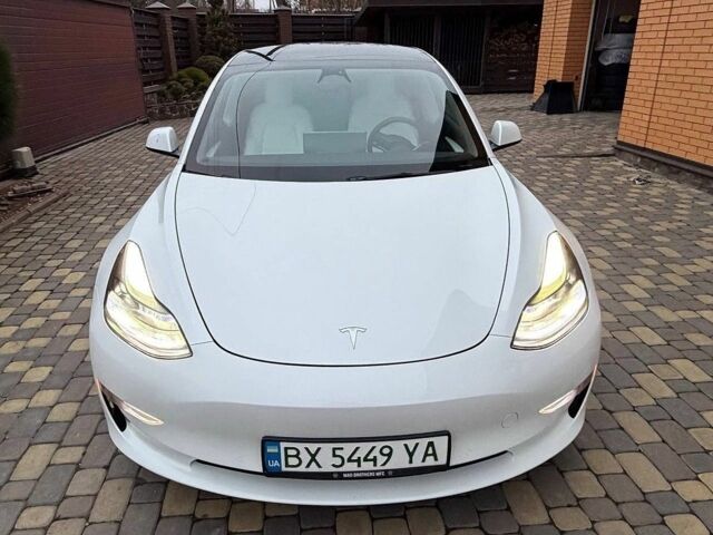 Белый Тесла Модель 3, объемом двигателя 0 л и пробегом 51 тыс. км за 18500 $, фото 1 на Automoto.ua