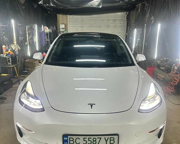 Белый Тесла Модель 3, объемом двигателя 0 л и пробегом 125 тыс. км за 22000 $, фото 1 на Automoto.ua