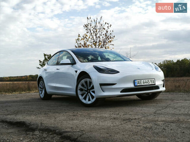 Білий Тесла Модель 3, об'ємом двигуна 0 л та пробігом 65 тис. км за 23500 $, фото 1 на Automoto.ua